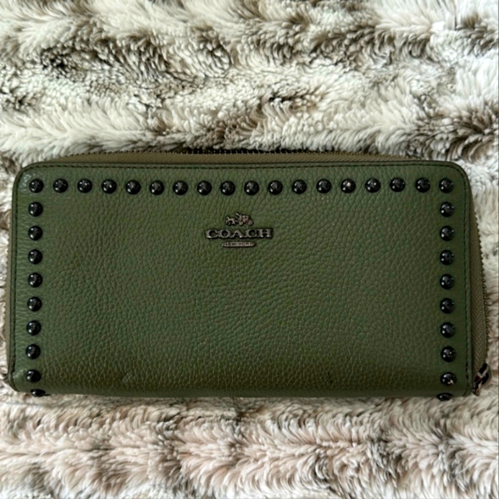 Coach Rivet Accordion Zip Around Wallet OLIVE